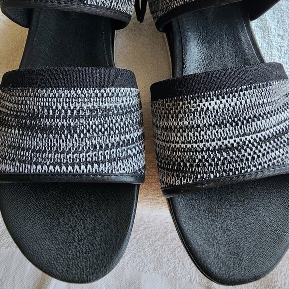 NWOT EILEEN FISHER STRETCHY FABRIC BLACK/WHITE KNIT SANDALS SIZE 7M - Picture 1 of 11